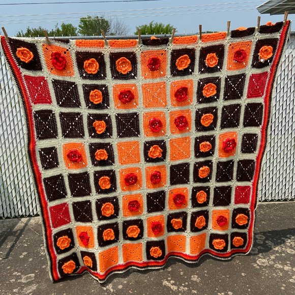 Vintage 70's Crochet Granny Square Afghan Raised 3D flower design Large Size - Picture 2 of 11